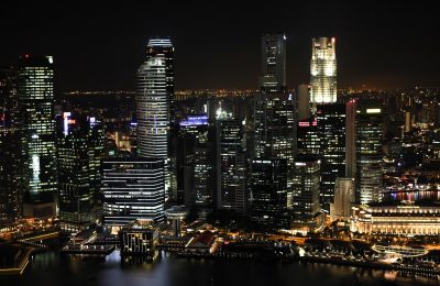 夜间体育酒吧内多人围观大屏幕比分直播，气氛热烈紧张